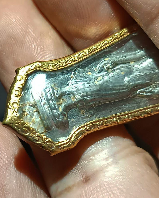 พระลีลา 25 พุทธศตวรรษ เนื้อชิน มีเข็มนิยม ผิวกระจก กรอบเดิมพระธรรมจักร ขาครบแข็งแรง ไม่เคยผ่านการแกะ