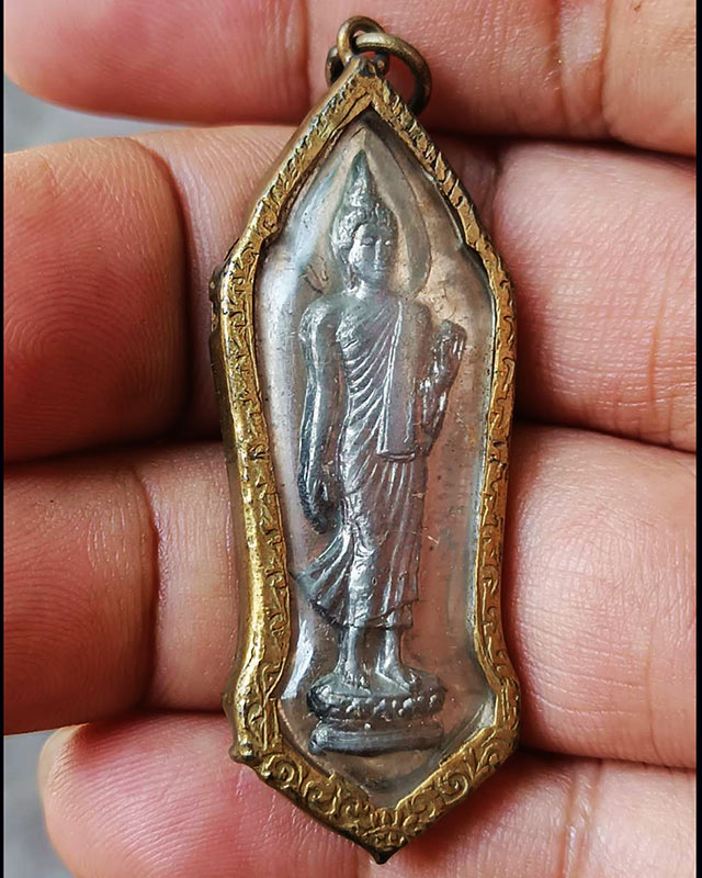 1.พระลีลา 25 พุทธศตวรรษ เนื้อชิน พิมพ์หางหงส์ มีเขี้ยว ผิวกระจก เลี่ยมกรอบธรรมจักรเดิมๆ ขาครบแข็งแรง