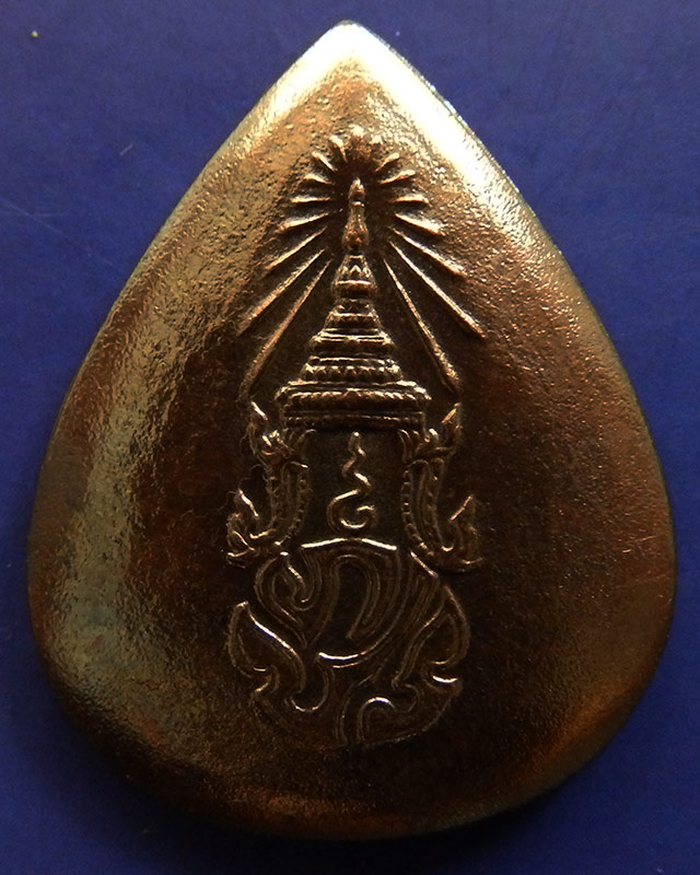 11.พระพุทธสิงหธรรมมงคล หลังภปร. เนื้อนวโลหะ พิธีใหญ่ วัดบวรฯ-วัดพระแก้ว พ.ศ. 2547 กล่องเดิม