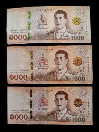 ธนบัตรชุดแรกในรัชกาลที่ 10 ราคา 1000 บาท เป็นแบบที่ 17 เลข 9 หน้า 9 หลัง พร้อมกัน 3 ใบ สภาพผ่านการใช