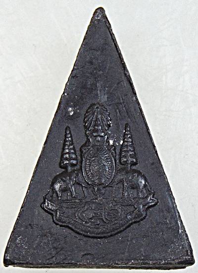 พระกำลังแผ่นดิน (จิตรลดา 2) หลังตราสัญลักษณ์ครองราชย์ ครบ 50 ปี ปลุกเสกพระอุโบสถ วัดพระแก้ว