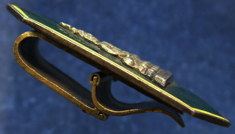 แหนบกรรมการที่ระลึกงานประจำปีพระพุทธสิหิงค์ จ.ชลบุรี พ.ศ. 2506 เนื้อเงินลงยาสีเขียว