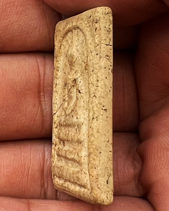 สมเด็จเนื้อจัด มีซ่อมเก่า ขนาด 2.4x3.8 ซ.ม. พระบ้านเก่าเก็บหลายสิบปีไม่ทราบที่