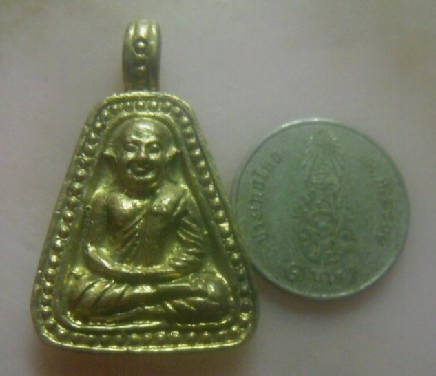 **เบาๆ**เหรียญหล่อจอบหลวงพ่อเงิน รุ่นนี้รวยเงินเหลือ วัดบางคลาน จ.พิจิตร**หลังยันต์ สวยๆ