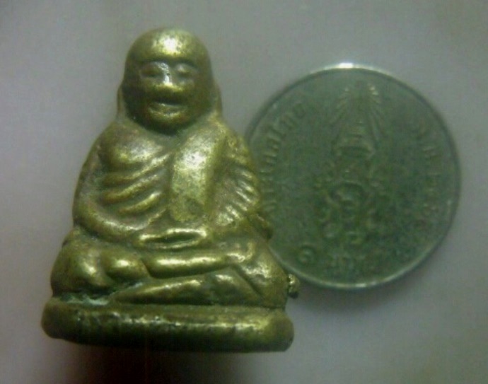 **เบา​ๆ​**รูปหล่อหลวงพ่อเงิน วัดบางคลาน เนื้อทองผสม เก่าๆ**เนื้อจัด สวยๆ เชิญชมครับ  