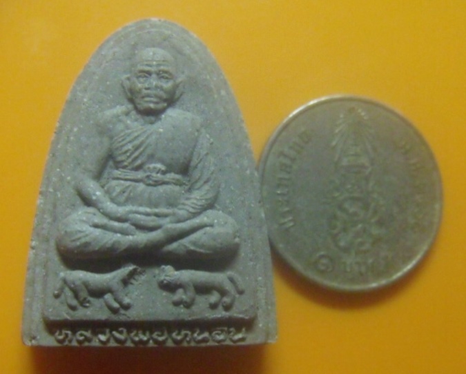 **เบาๆ**พระรูปเหมือนเนื้อผงผสมว่าน หลวงพ่อหนอน วัดดอนกลาง จ.ปัตตานี**หลังยันต์ สวยๆ 