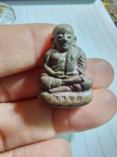 รูปหล่อหลวงพ่อเงิน พิมพ์เบ้าทุบ เนื้อนวะโลหะ(ผิวไฟโบราณ) ปี2540 กล่องวัดเดิมๆครับ