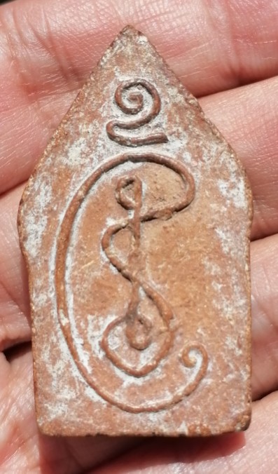 ขุนแผนปลุกกุมาร​ หลังยันต์(นะ)​กันปืน เนื้อดิน หลวงพ่อกวย​ วัดโฆษิตาราม​ ยุคต้น เคาะเดียว    