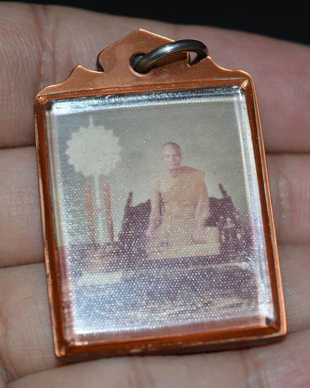 รูปถ่ายหลวงพ่อเนื่อง ปี 17 พัดยศ พร้อมเลี่ยมห้อยคอ กระดาษหนังไก่ คลาสสิคสุดๆ
