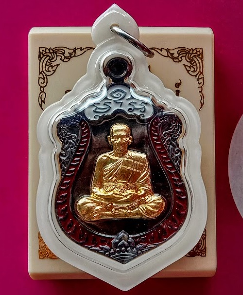 เหรียญเสมา รุ่นมหาเวทย์ หลวงพ่อพัฒน์ เนื้อทองแดงรมดำ หน้ากากชุบทองลงยา ปี63 ตอกโค๊ต,เลข17.เคาะเดียว.