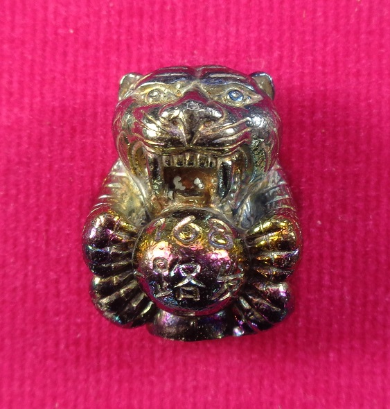 ลูกอมเสือรุ่น 168 หลวงปู่แสน วัดบ้านหนองจิก จ.ศรีสะเกษ เนื้อผิวรุ้งอุดผง สวยครับ