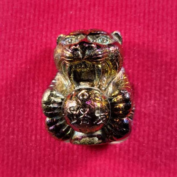 ลูกอมเสือรุ่น 168 หลวงปู่แสน วัดบ้านหนองจิก จ.ศรีสะเกษ เนื้อผิวรุ้งอุดผง สวยครับ