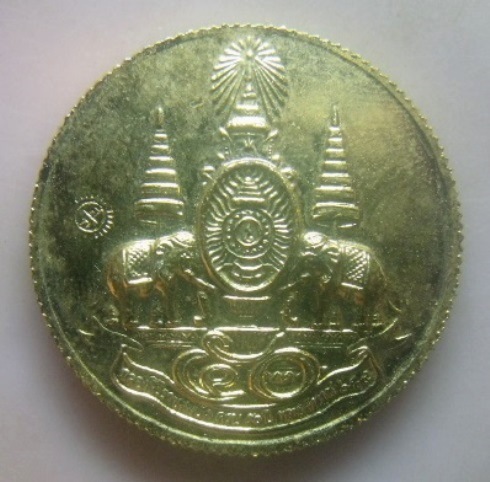 **เบา​ๆ**เหรียญพระอรหันต์ราหุล (ปางอุ้มพระเจดี) วัดสุทัศน์ หลังตราในหลวงครองราชย์**กะไหล่ทอง ตอกโค้ด