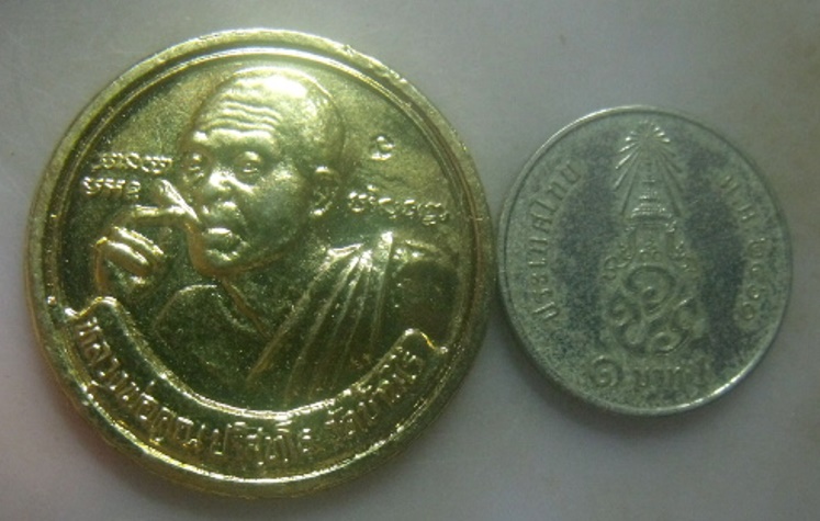 **เบาๆ**เหรียญหลวงพ่อคูณ รุ่นเฮงคูณเฮง ๘ ทิศ วัดเจริญพรตสร้าง ปี ๒๕๓๖**กะไหล่ทอง ตอกโค้ด สวย