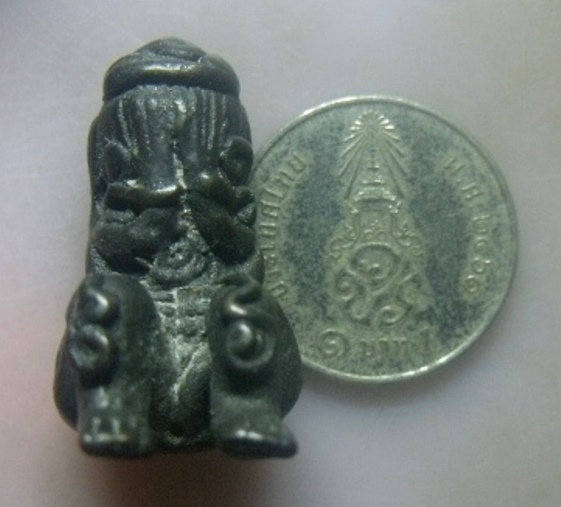 **เบา​ๆ​**พระปิดตาชันเข่า ยันต์ยุ่ง เนื้อสำริด เก่าๆ ไม่ทราบที่**เนื้อจัด สวยๆ เชิญชมครับ