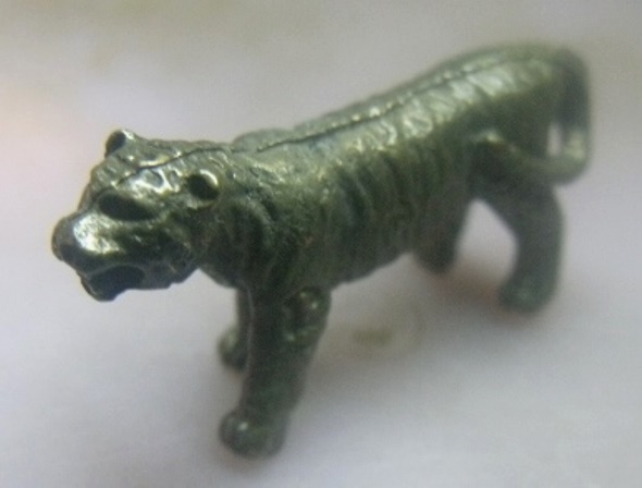 **เบา​ๆ​**เสือหล่อ ยันต์รอบ เนื้อโลหะผสม ไม่ทราบที่**ตอกโค้ด สวยๆ เชิญชมครับ