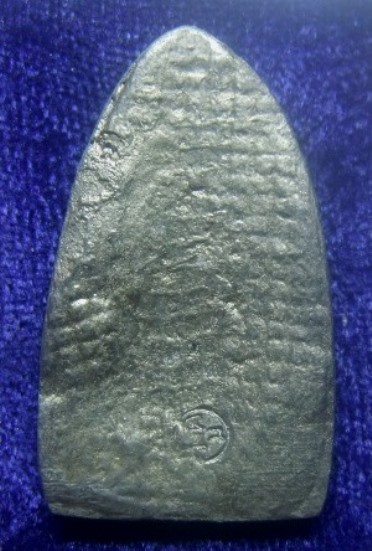 **เบา​ๆ​**หลวงพ่อทวด พิมพ์เตารีด เนื้อชินเงิน หลังลายผ้า วัดห้วยมงคล ปี ๒๕๔๘**ตอกโค้ด พร้อมกล่องเดิม