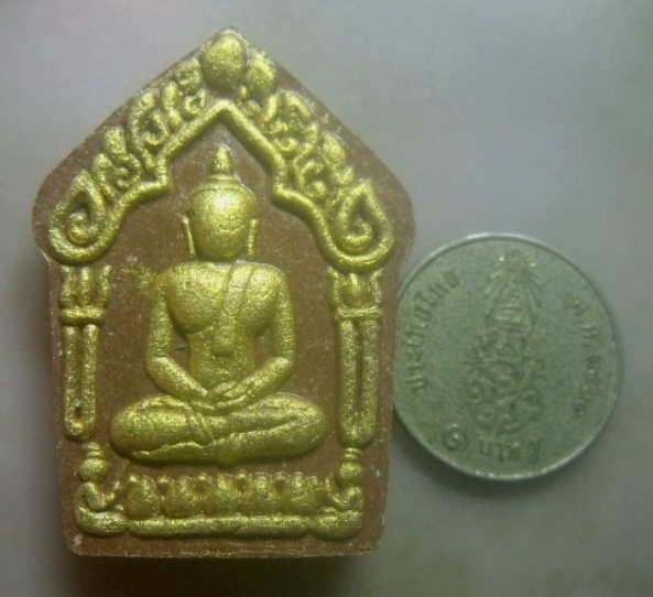 **เบา​ๆ​**ขุนแผนพลายกุมาร เนื้อผงปัดทอง หลวงปู่ทิม วัดละหารไร่**หลังยันต์ สวยๆ เชิญชมครับ