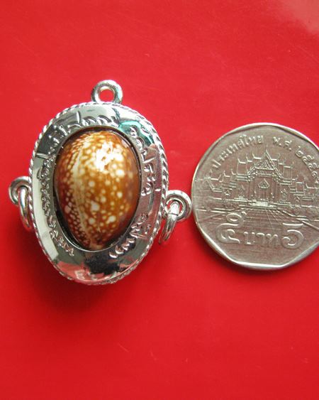 เบี้ยแก้ หุ้มเงินชุบทองคำขาว หลวงพ่อพระมหาสุรศักดิ์ วัดประดู่พระอารามหลวง สวยคะ