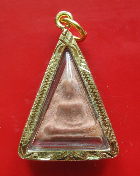 พระนางพญา เนื้อดิน กรุสุพรรณบุรี หลวงพ่อแล วัดพระทรง จ.เพชรบุรี ปี 2515  พร้อมเลี่ยมกรอบทองไมครอน 