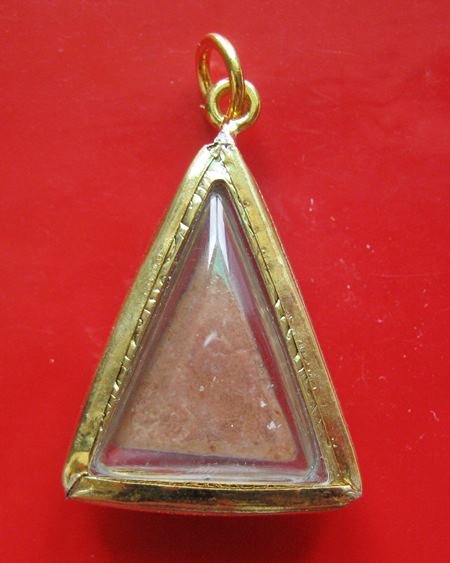 พระนางพญา เนื้อดิน กรุสุพรรณบุรี หลวงพ่อแล วัดพระทรง จ.เพชรบุรี ปี 2515  พร้อมเลี่ยมกรอบทองไมครอน 