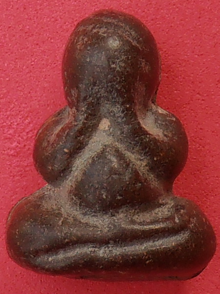 พระปิดตา เนื้อผงจุ่มรัก