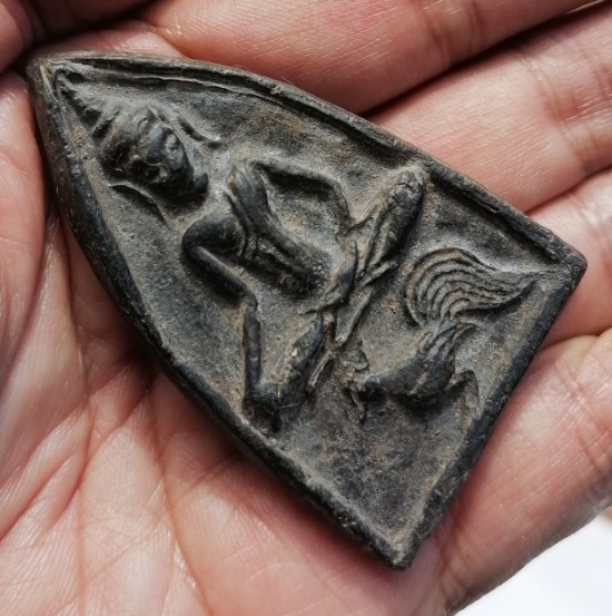 พระขุนแผนขี่ไก่ เนื้อดิน หลวงพ่อกวย วัดโฆสิตาราม ยุคต้น ประมาณปี 2500-2509 เคาะเดียว