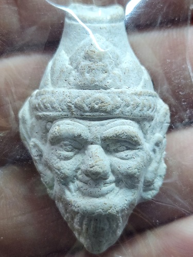 วัดประชาราษฎร์บำรุง (วัดรางหมัน) จ.นครปฐม พระผงเศียรพ่อแก่ หลวงปู่แผ้ว  รุ่น 1 ที่ระลึกงานไหว้ครู 51