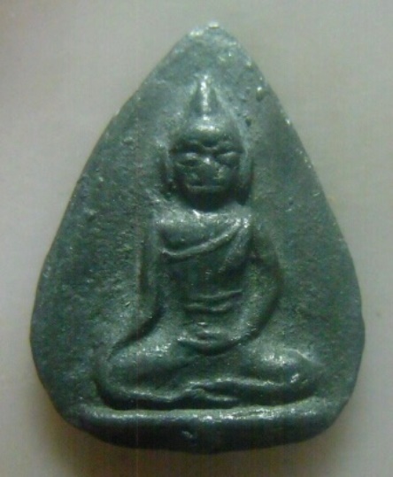 **เบาๆ**พระร่วงนั่งปางมารวิชัย เนื้อชินหลังลายผ้า เก่าๆ สวยๆ ไม่ทราบที่**เชิญชมครับ 