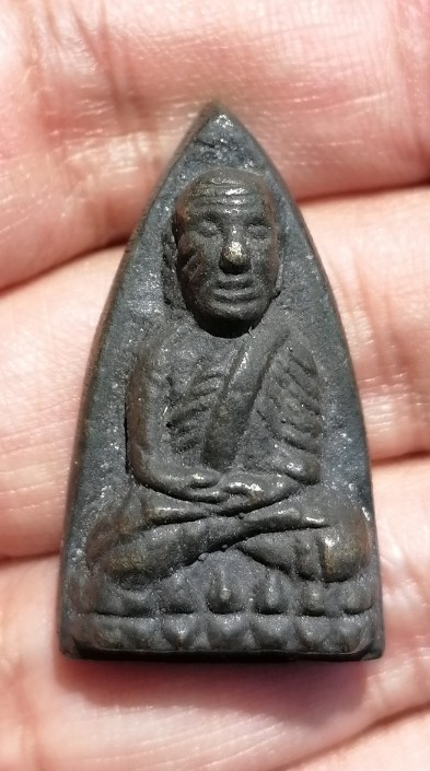 หลวงปู่ทวดพิมพ์หลังเตารีด ปี 05 วัดคอกหมู โค๊ดหมู 7 ตัว พิธีเดียวกับวัดช้างให้ ปี 05 เคาะเดียว  