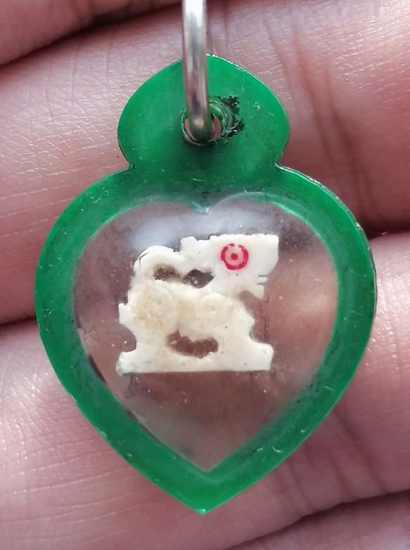 สิงห์งาแกะหลวงพ่อกวย​ วัดโฆสิตาราม​ จ.ชัยนาท​ งานผูกพัทธสีมา​ เลี่ยมเดิมจากวัด ปี​ 2521​ เคาะเดียว  