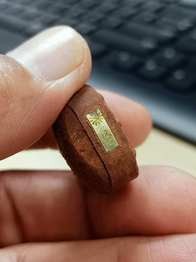 4-747 พระผงน้ำมันใบโพธิ์ รุ่นโพธิ์เจริญทรัพย์ หลวงปู่โต๊ะ วัดถ้ำสิงโตทอง ราชบุรี 2567 กล่องเดิม