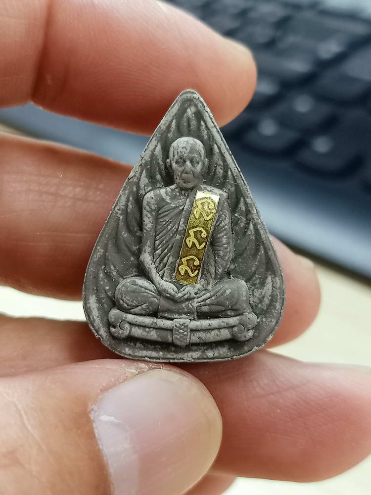 4-749 พระผงน้ำมันใบโพธิ์ รุ่นโพธิ์เจริญทรัพย์ หลวงปู่โต๊ะ วัดถ้ำสิงโตทอง ราชบุรี 2567 กล่องเดิม