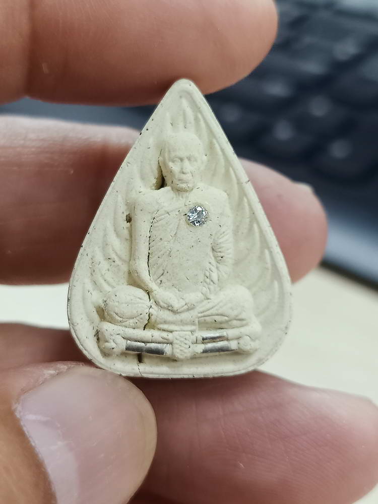 4-751 พระผงน้ำมันใบโพธิ์ รุ่นโพธิ์เจริญทรัพย์ หลวงปู่โต๊ะ วัดถ้ำสิงโตทอง ราชบุรี 2567 กล่องเดิม