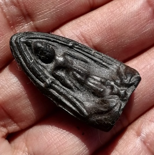 พระร่วงยืน(ปางเปิดโลก) หลวงพ่อกวย วัดโฆสิตาราม จ.ชัยนาท เนื้อผงใบลานหลังยันต์เล็ก ยุคต้น เคาะเดียว