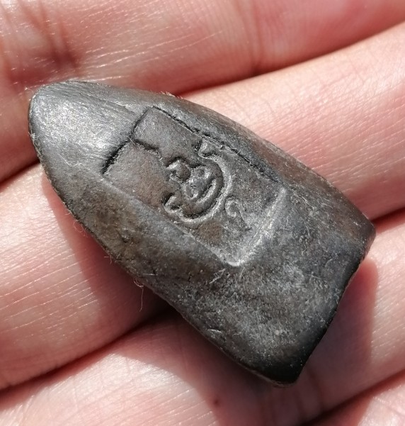 พระร่วงยืน(ปางเปิดโลก) หลวงพ่อกวย วัดโฆสิตาราม จ.ชัยนาท เนื้อผงใบลานหลังยันต์เล็ก ยุคต้น เคาะเดียว