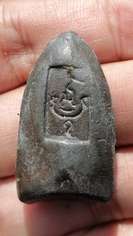 พระร่วงยืน(ปางเปิดโลก) หลวงพ่อกวย วัดโฆสิตาราม จ.ชัยนาท เนื้อผงใบลานหลังยันต์เล็ก ยุคต้น เคาะเดียว