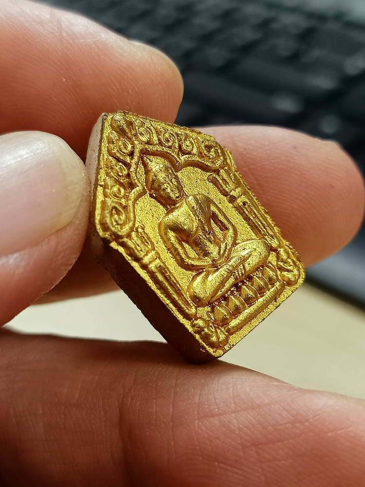 4-769 พระผงขุนแผน หลวงปู่สิน วัดละหารใหญ่ พิมพ์เล็ก บรอนด์ทอง กล่องเดิม