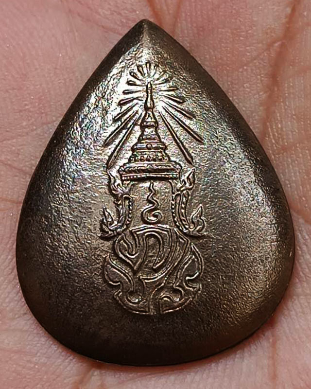 4.พระพุทธสิงหธรรมมงคล หลังภปร. เนื้อนวโลหะ พิธีใหญ่ วัดบวรฯ-วัดพระแก้ว พ.ศ. 2547 กล่องเดิม