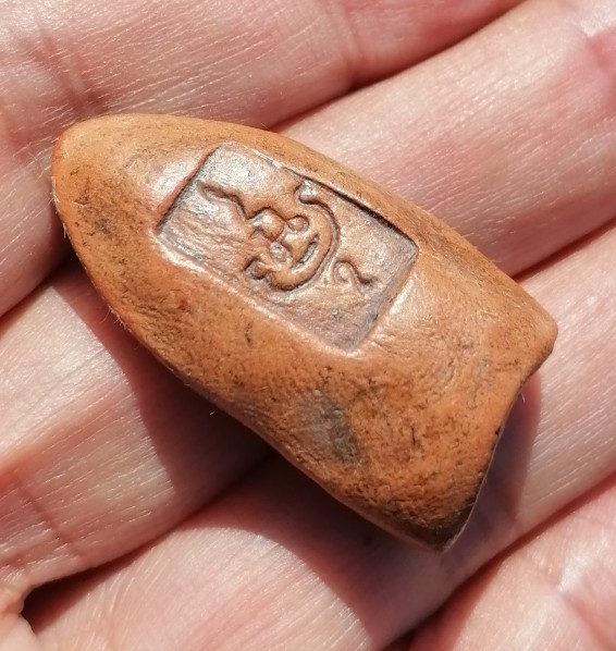 พระร่วงยืน(ปางเปิดโลก) หลวงพ่อกวย วัดโฆสิตาราม จ.ชัยนาท เนื้อดิน​ หลังยันต์เล็ก ยุคต้น เคาะเดียว 