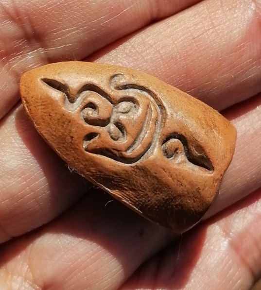 พระร่วงยืน(ปางเปิดโลก) หลวงพ่อกวย วัดโฆสิตาราม จ.ชัยนาท เนื้อดิน​ หลังยันต์ใหญ่ ยุคต้น เคาะเดียว 