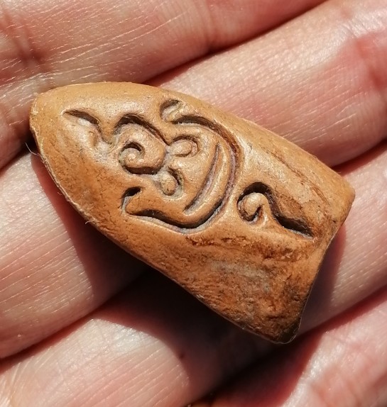 พระร่วงยืน(ปางเปิดโลก) หลวงพ่อกวย วัดโฆสิตาราม จ.ชัยนาท เนื้อดิน​ หลังยันต์ใหญ่ ยุคต้น เคาะเดียว