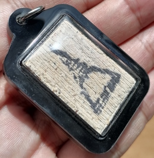 สมเด็จบางขุนพรหม​ พิมพ์เส้นด้าย พร้อมเลี่ยมกันน้ำ ปี 2547 เคาะเดียว   