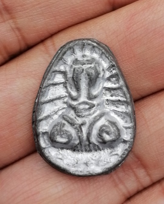 พระปิดตานะหัวเข่าพิมพ์รัศมี เจ้าคุณผล วัดหนัง กรุงเทพ ปี 2509 เนื้อตะกั่ว​ มีจาร เคาะเดียว