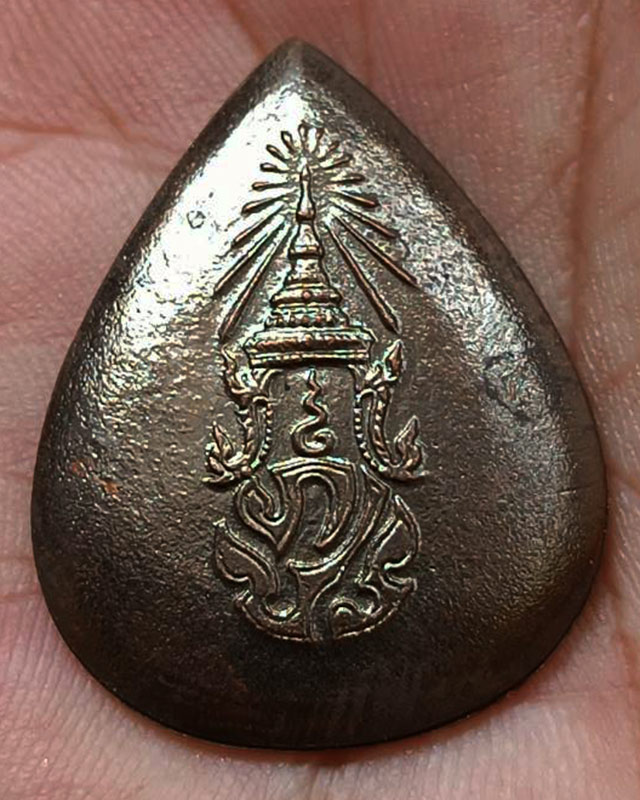 21.พระพุทธสิงหธรรมมงคล หลังภปร. เนื้อนวโลหะ พิธีใหญ่ วัดบวรฯ-วัดพระแก้ว พ.ศ. 2547 กล่องเดิม