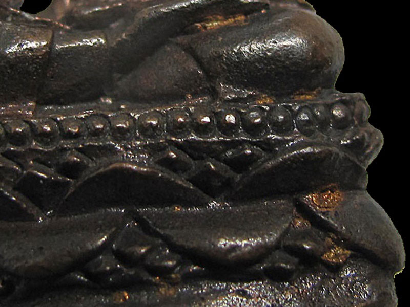 พระไพรีพินาศ รุ่นชัยชนะศึก พิมพ์บัวแหลม เนื้อสัตตะ ปี 2546 วัดบวรนิเวศวิหาร กทม. " แก่ทองคำ "