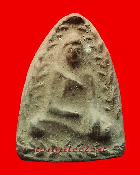 พระสรรค์นั่งพิมพ์สะดุ้งกลับหลังยันต์ เนื้อดิน หลวงพ่อกวย วัดโฆสิตาราม จ.ชัยนาท สวยมากค่ะ