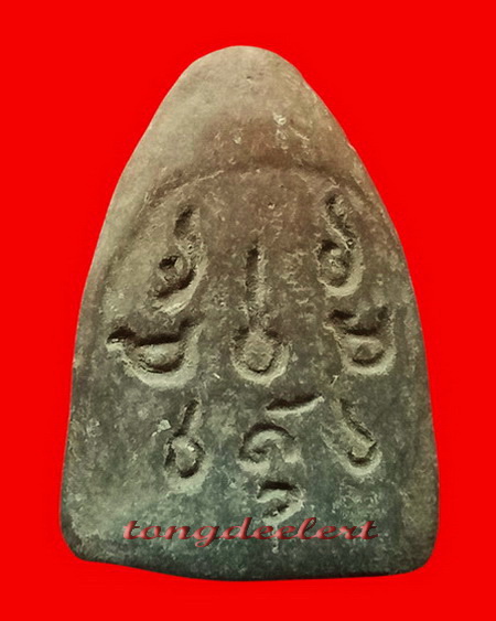 พระสรรค์นั่งพิมพ์สะดุ้งกลับหลังยันต์ เนื้อดิน หลวงพ่อกวย วัดโฆสิตาราม จ.ชัยนาท สวยมากค่ะ