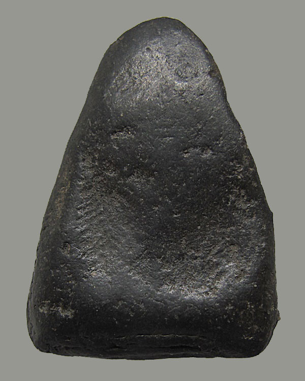 พระนางกลีบบัว ฐานตาตาราง กรุวัดบรมธาตุ จ.กำแพงเพชร พุทธศตวรรษที่ 19 เนื้อดำ