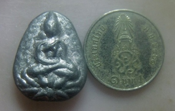 **เบาๆ**พระพุทธกลีบบัว เนื้อชินตะกั่ว เก่าๆ ไม่ทราบที่**สวยๆ เชิญชมครับ